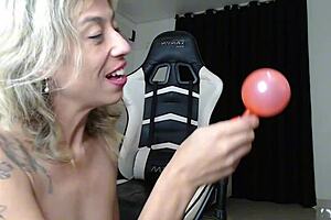 Sexy MILF hat Analspaß mit aufblasbarem Dildo