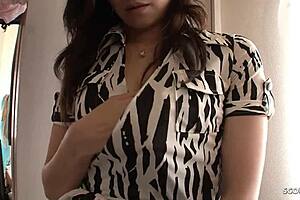 japanese mature step-mom experiences her first massive squirt with vibrator