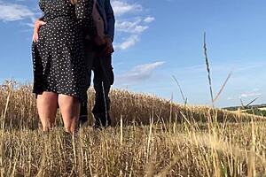 Η ώριμη πεθερά κάνει τον γαμπρό να τελειώσει κρυφά