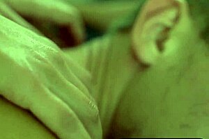 Petite MILF asiatique suce et prend la grosse bite blanche de son amant dans sa chatte