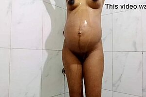 Pregnant stepmom craves anal during her bath