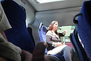 Exhibitionniste séduit une MILF pour lui sucer et branler la bite dans le bus jusqu'à ce qu'il jouisse
