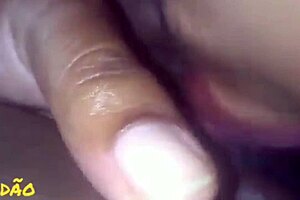 Enchendo O Cuzinho Da Puta De Leite!