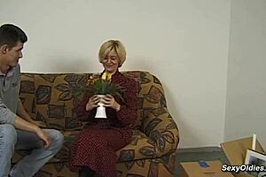 Слаба зряла дама с космата путка поема огромната кура изненадващо добре