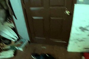 אני דוחף לגרון את אשת השכן בסשן קשה