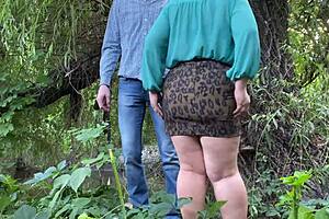 热熟女在户外公共场合自慰，然后用她的大屁股展示来帮我打飞机