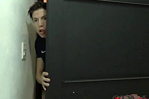 Prietenul fiului meu m-a futut tare în cowgirl