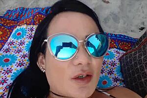 تجشؤ شاطئ يوم الاسترخاء مع برونيت جميلة على البحر