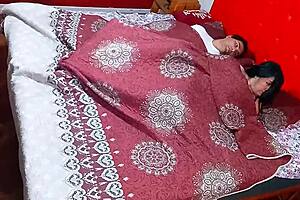 Was passiert, wenn Stiefmutter und Stiefsohn ein Zimmer teilen