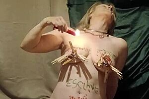 MILF robí sólovú bondage reláciu s ponížením.