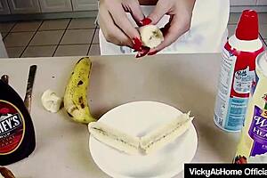 Горячая кугара Вики Ветт сосет хуй