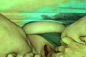 性感人妻碎花裙裙底春光