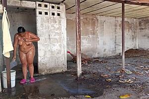 Mi madrastra me descubre viéndola cuando se ducha al aire libre