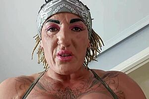 i'm breaking my pussy with this big clit and squirting all over the place