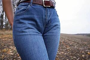 check out my big cameltoe, milf teases in blue jeans outdoors