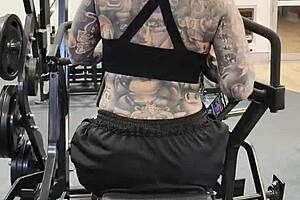 Milf enjoys her gym life with huge tits and tattooed ass in leggings