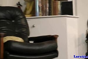 ميليف بريطانية في جوارب تتناك من الخلف قبل القذف