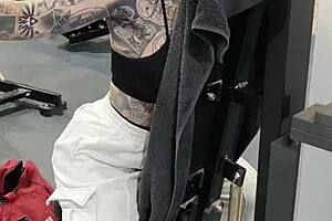 Milf enjoys her gym life with huge tits and tattooed ass in leggings