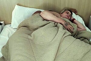 Sublinho comeu a tia gostosa embaixo do edredom cobertor