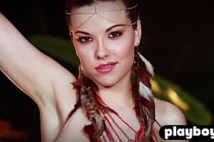 Redhead MILF Elizabeth Marxs Removes Bikini and Poses Totally Naked