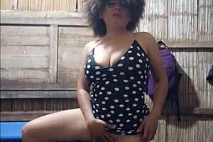 Cumpli el reto para mi hijastro perdi una apuesta y tuve que enviarle video casero. Haciendo un espectáculo semi desnuda masturbándome para él en porno real.