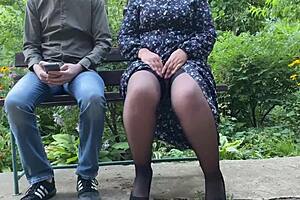 哇淫荡大奶大屁股婆婆穿丝袜给我看！自制户外湿身露出玩胖肚！