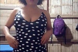 Cumpli el reto para mi hijastro perdi una apuesta y tuve que enviarle video casero. Haciendo un espectáculo semi desnuda masturbándome para él en porno real.