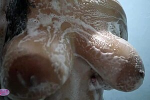 嘿，看這豐滿哥倫比亞辣妹自慰潮吹！