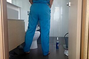 Esta empleada sabe cómo usar su cuerpo para el trabajo 😉