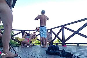 Biseksüel öğrenciler yurt güvertesinde lezbiyen orgi kaydediyor öpüşme deepthroat kırmızı sheer