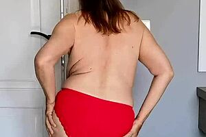 This hot mature pussy looks amazing up close