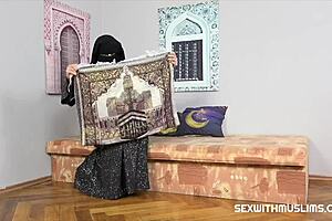 milf in niqab spreads her legs for blowjob on the way home 😏