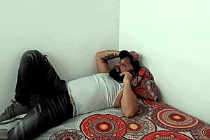 pedi un servicio y llego la esposa de mi amigo para follar su coño de puta