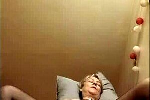 Hey esclave F, ready to be the bonniche in bas et talons for some bound maid action?