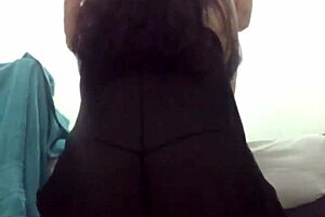 Cuarentona infiel me deja grabarle el culo y la puta me da unas chupadas