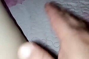 Schiaffeggiata veloce sulla fica hits hard