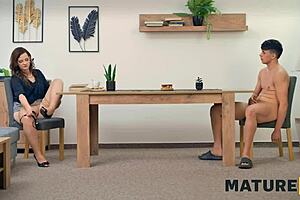 Mature4k: Tätowierte tschechische Reife mit natürlichen Titten in Strümpfen wichst Jungen am Schreibtisch für Kohle