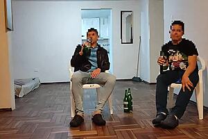 Voy ala casa de mi mejor amigo a ver el partido y la me termino follando a su esposa mientras el esta ay con nosotros 😈🍑