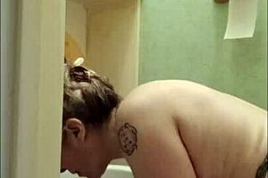 Hey esclave F prête à être bonniche en bas talons pour action maid attachée ?