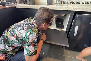 Marido Corno Contrata Encanadores Para Tapar Os Dutos Da Esposa Com Rola