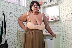 Madrasta recebe uma SUPER GOZADA na cara de seu ENTEADO with big tits squirting and cum covered lingerie in bath