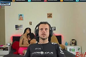 Meu namorado só me deu atenção quando chamei minha amiga e o safado adorou ganhar um boquete duplo 😏