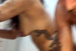 Foda no banheiro com morena rabuda termina com leite na cara