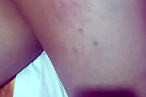 en bata me mete la verga en la boquita se me quita el sue�o y le dor una buena mamada acabo tan candente que decido montarlo y moverme mucho upss te corriste dentro