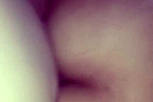 en bata me mete la verga en la boquita se me quita el sue�o y le dor una buena mamada acabo tan candente que decido montarlo y moverme mucho upss te corriste dentro