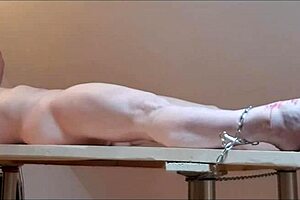 Esclave f ligotee sur table prise et bougies masturb�e