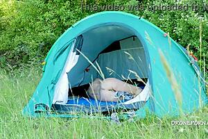 Нудистка-милфа расслабляется в палатке на пляже под вуайерским взглядом