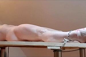 Esclave f ligotee sur table prise et bougies masturb�e