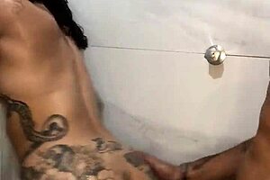 Foda no banheiro com morena rabuda termina com leite na cara