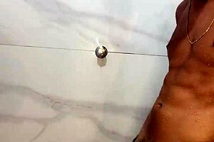 Foda no banheiro com morena rabuda termina com leite na cara